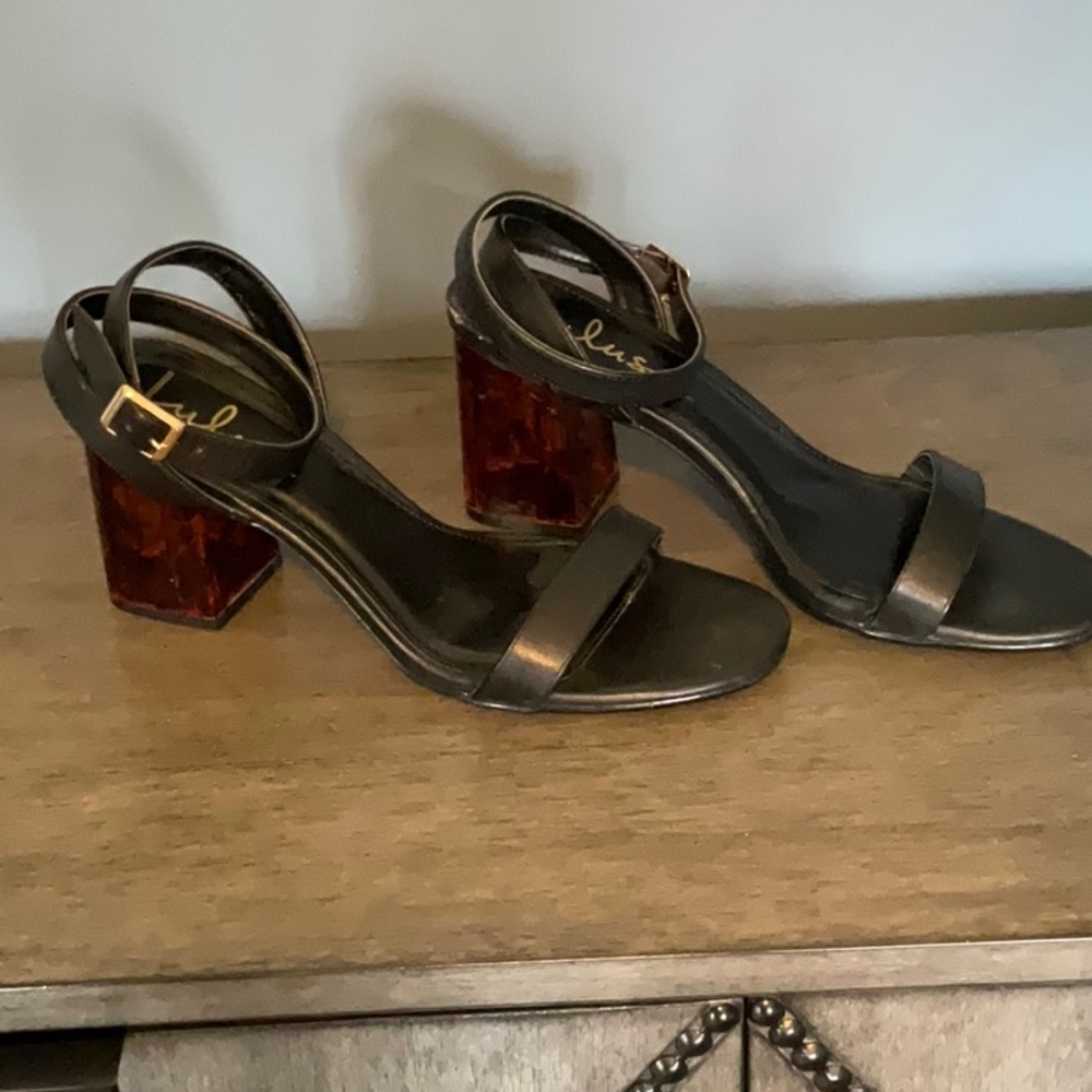 Lulus block heel with fun tortoise shell-look detail.